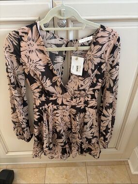 ILLA ILLA Black and Blush Floral V-Neck Romper